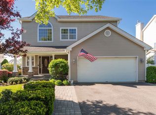 7 Amberson Pl, Melville, NY 11747