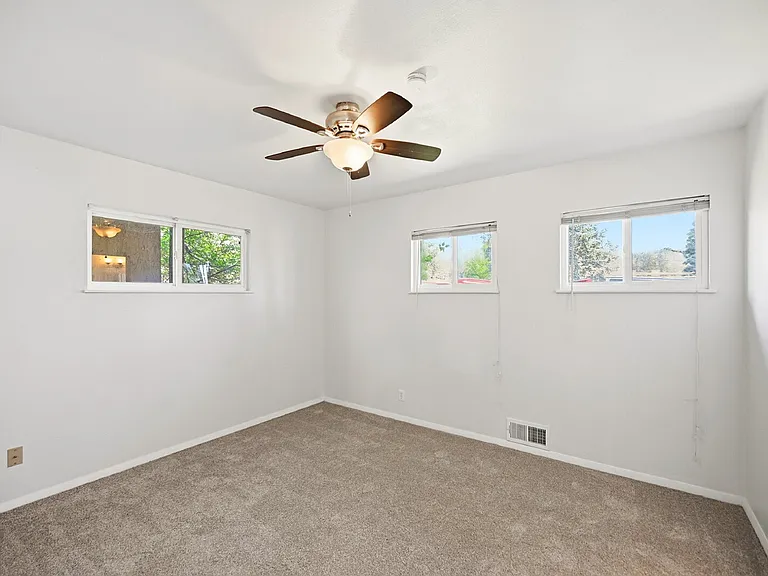 2400 Valley View Dr — Photo 17