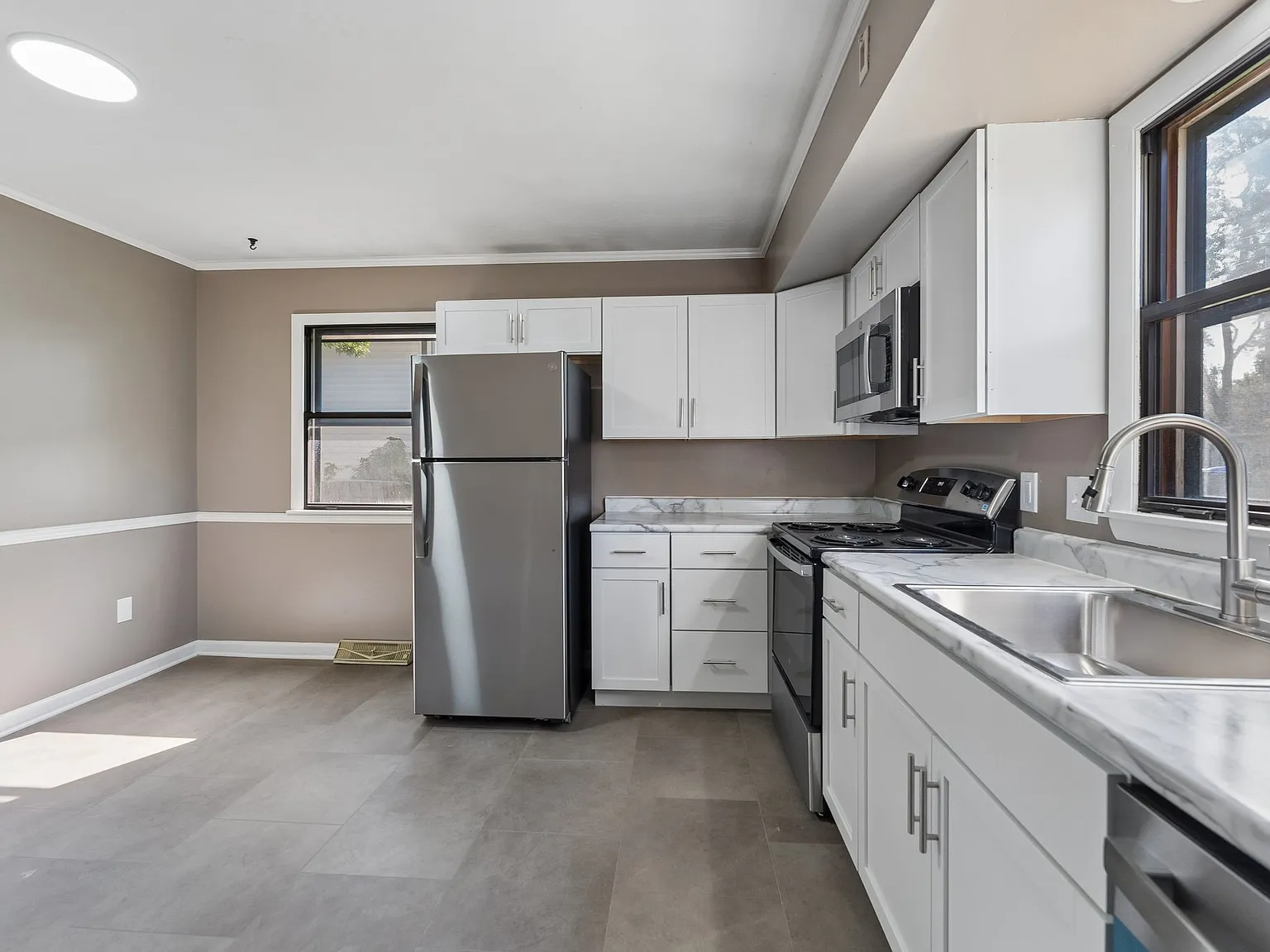3 bed, 1374 sqft, $2,200 — Photo 3