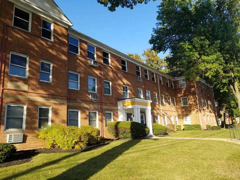 13789 Cedar Rd #300