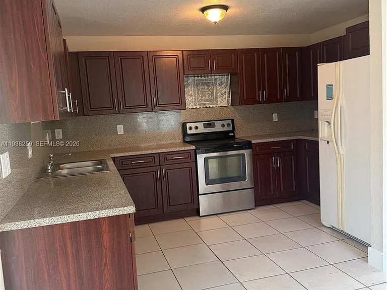 1330 NW 7th Ct — Photo 5