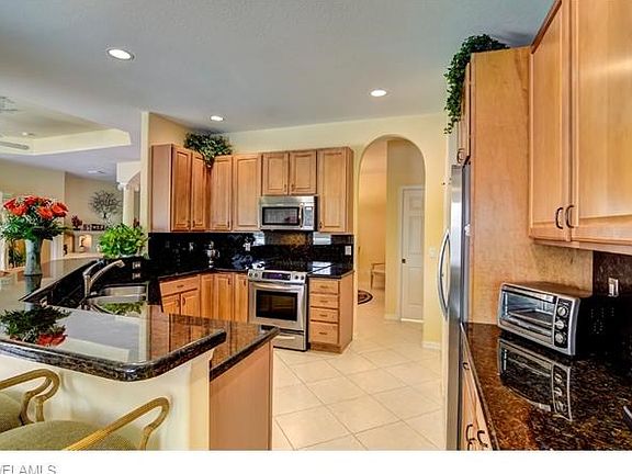 Granite Kitchen w/ granite backsplash, stainless appliances