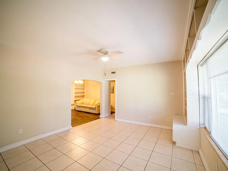 1079 SW 11th Ter — Photo 4