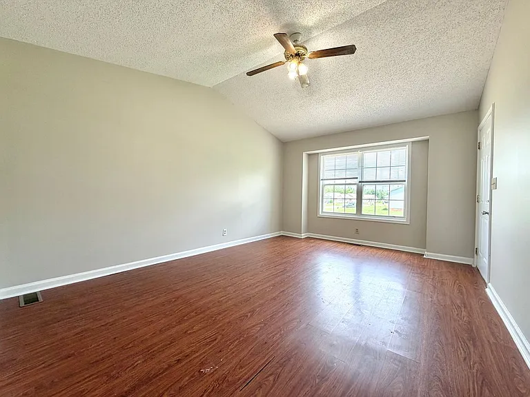 401 Old Glory Ln — Photo 2