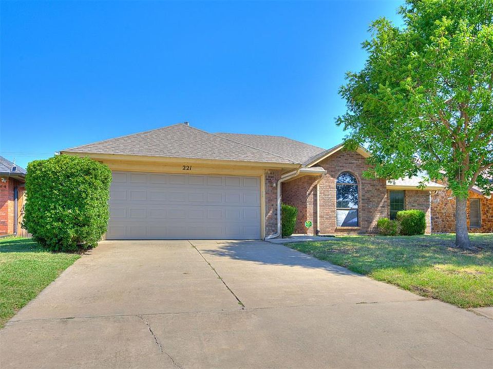 1st image of 221 Cypress Dr