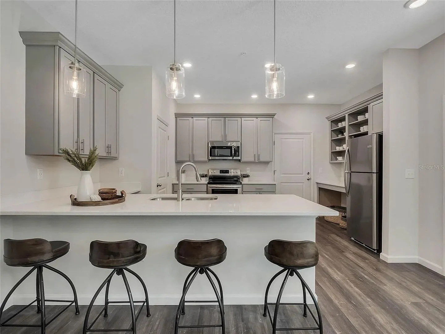 Furnished 4BR Dual-Master Corner Townhome | EV Charger | 6-Mo to Multi-Year | All Pets Welcome — Photo 3
