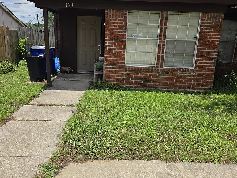 121 Oakwood Ln — Photo 1