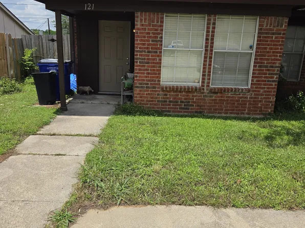 121 Oakwood Ln, Kennedale, TX 76060