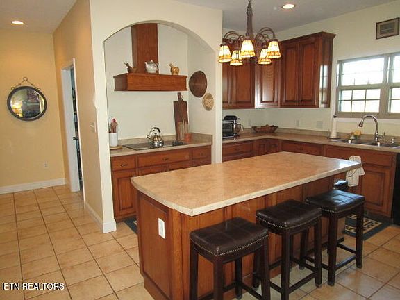 3rd image of 430 Basswood Ln