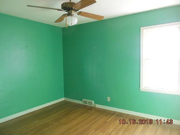 4th image of 939 Woodsdale Ave