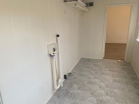 4th image of 607 W Grand Ave