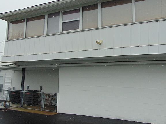 5th image of 915 Main St E
