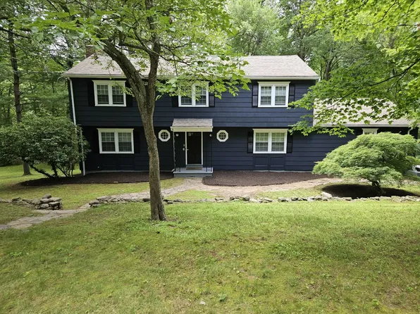6 Redcoat Ln, Trumbull, CT 06611
