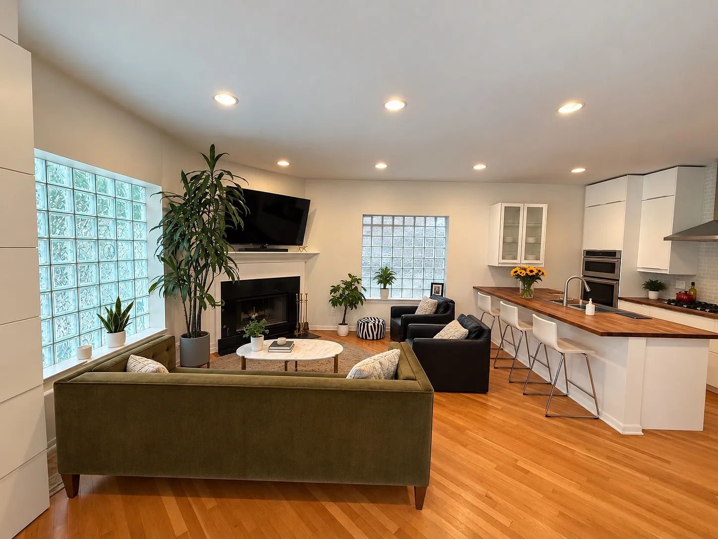 3 bed, 2000 sqft, $3,500 — Photo 2