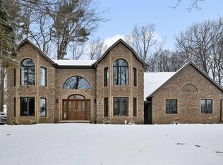 2464 Wildwood Dr, Green Bay, WI 54302