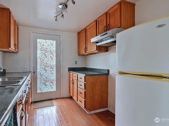 5th image of 3704 Burwell St