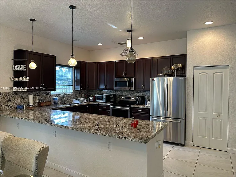 210 SW 4th St — Photo 5