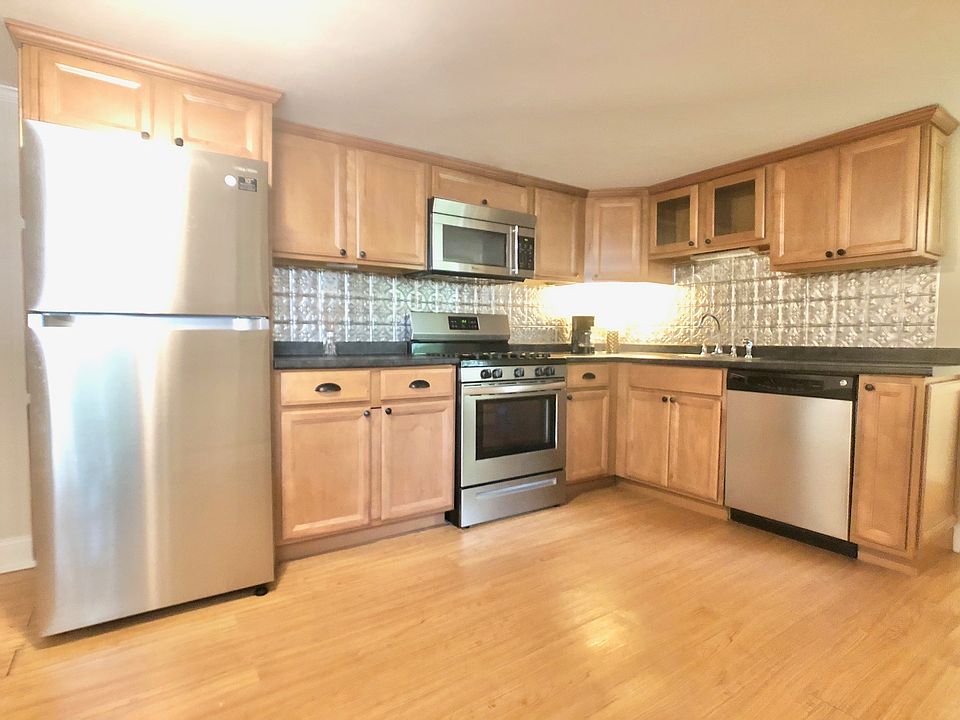 1st image of 9 Dinsmore Pl Floor 1