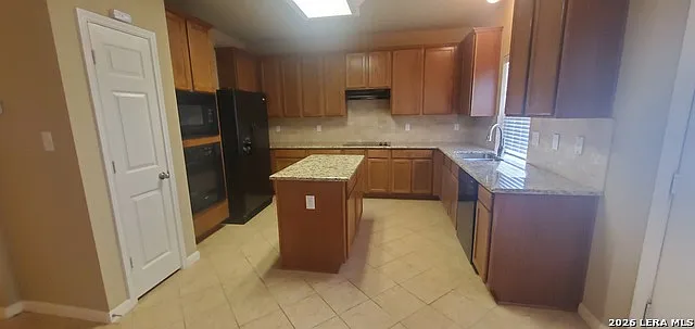 4 bed, 2.5 bath, 2555 sqft, $2,300 — Photo 2
