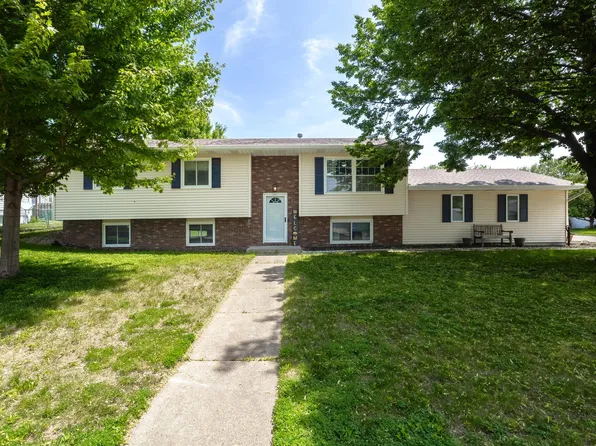 305 S 8th St, Eldridge, IA 52748