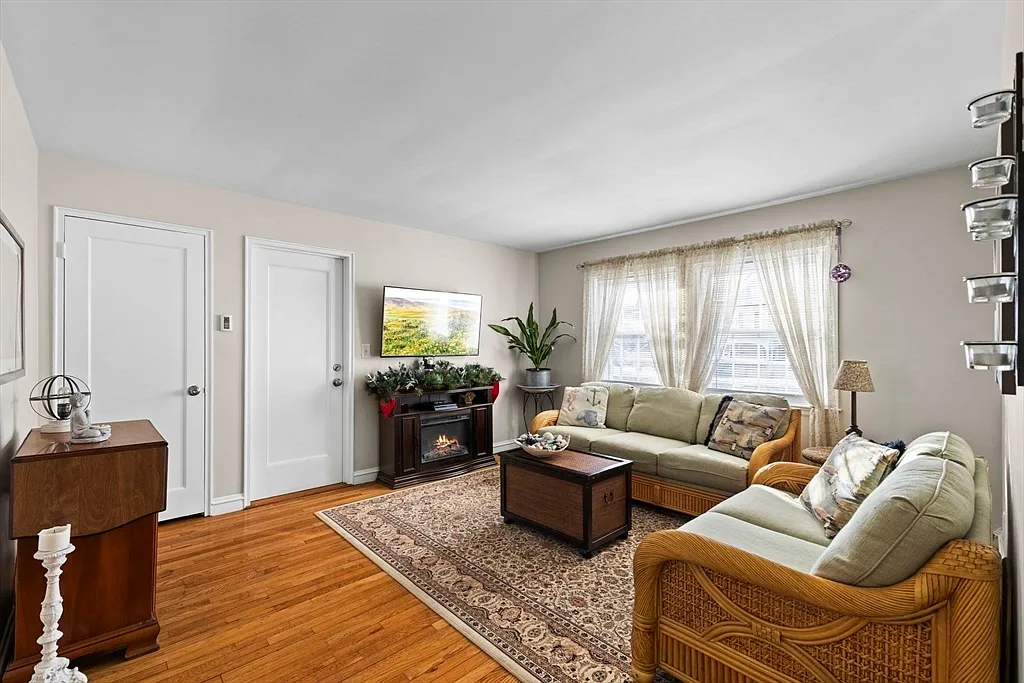 2 bed, 704 sqft, $2,395 — Photo 4