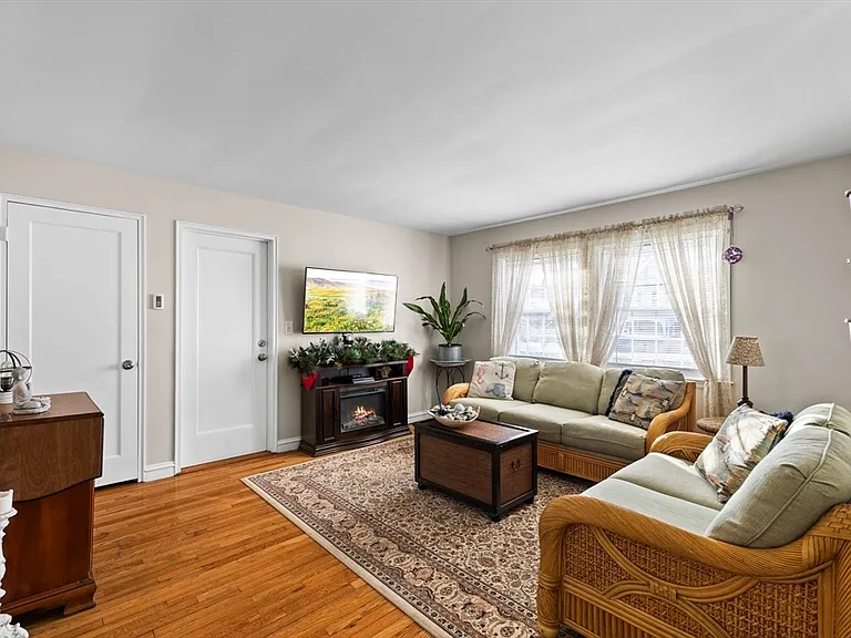 180 S Main St #5 — Photo 4