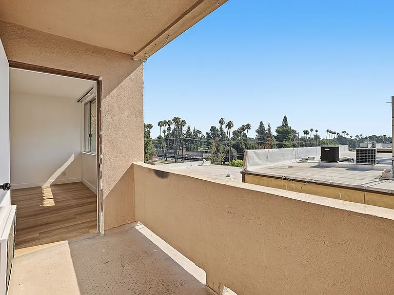 Encino Country Club Apartments — Photo 108