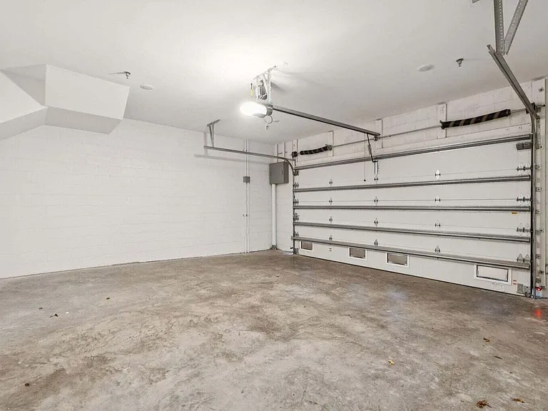 376 Broad St — Photo 8