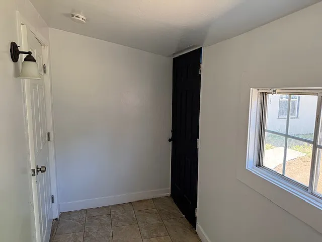 Entryway alcove