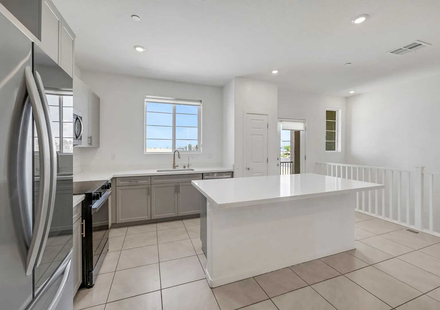 Beautifully Upgraded Home in NW — Photo 3