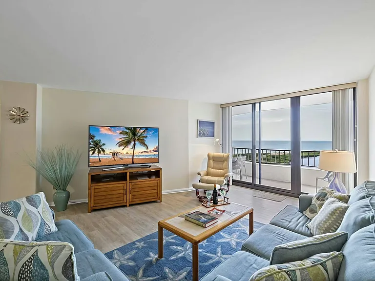 Spacious living room with a comfortable pull-out sofa