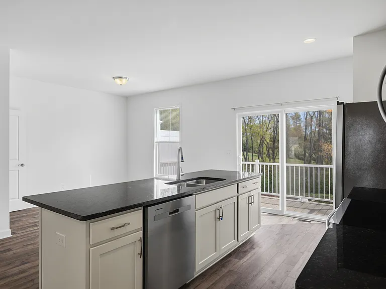 1053 Balsam Ln — Photo 11