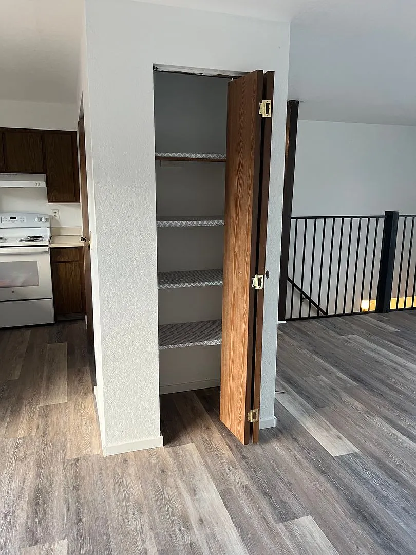 Sutherlin Upstairs 2 bedroom apartment on Comstock — Photo 3