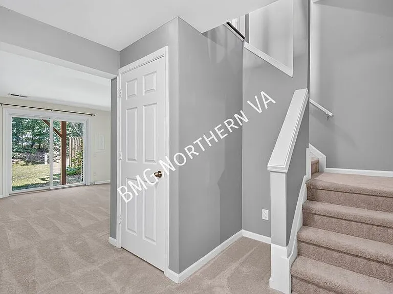 43790 Laburnum Sq — Photo 32