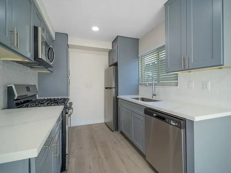 Hamilton Courtyard Apartments — Photo 9