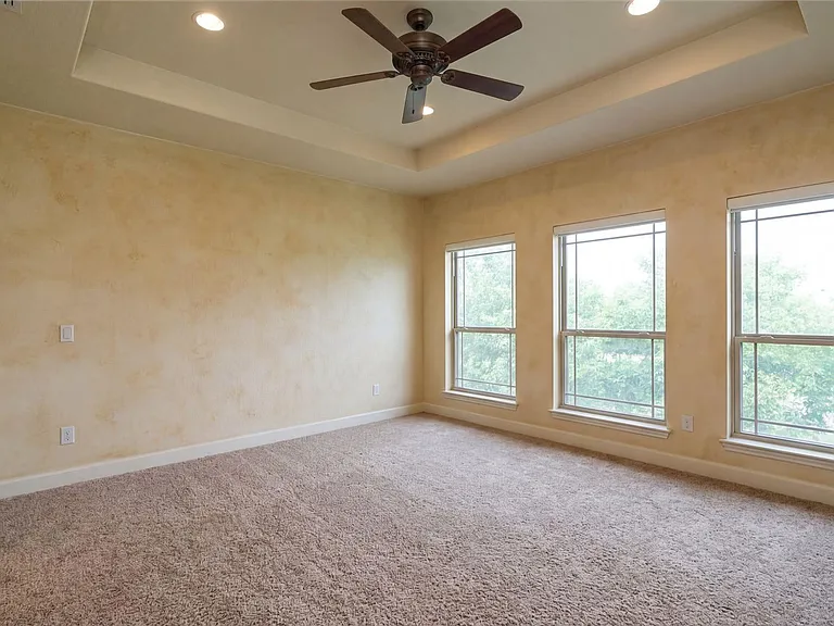 104 Cedar Glen Cv — Photo 12