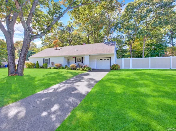 14 Campus Lane, Ronkonkoma, NY 11779