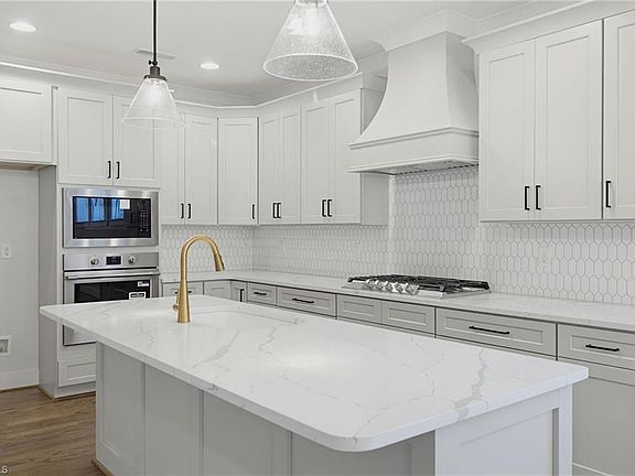5th image of 4029 Estate Dr
