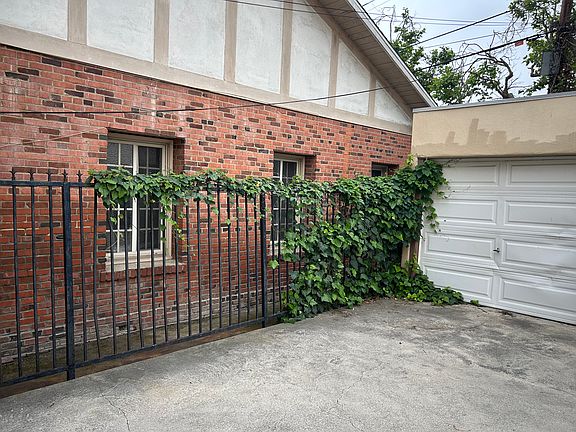 3rd image of 937 S Mansfield Ave #1