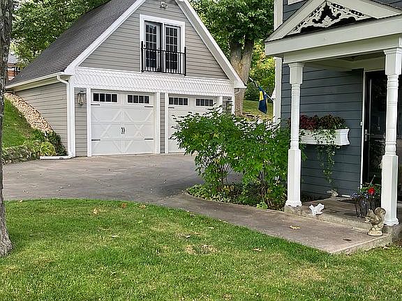  Garage w/French doors to bk