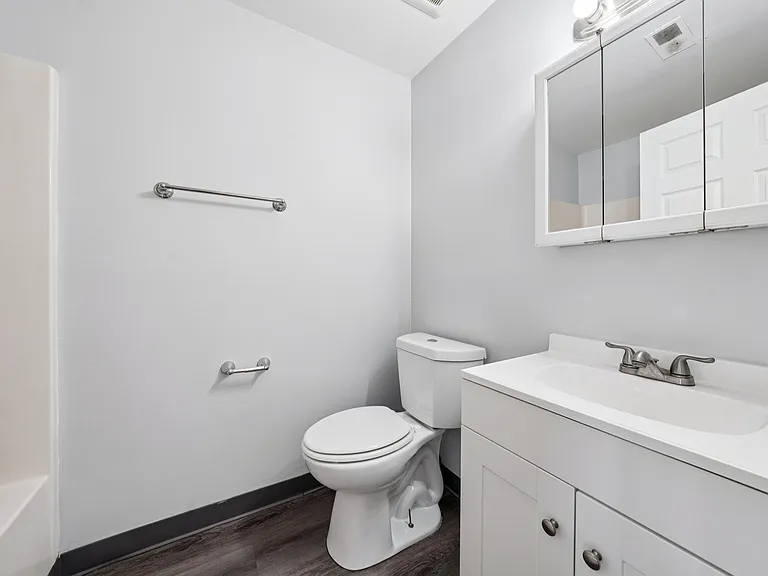Manhattan Square Apartments — Photo 6