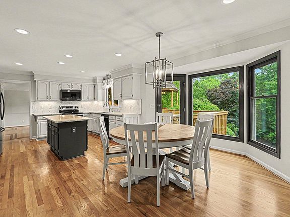 3rd image of 568 Columbine Ct