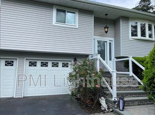 2077 Feuereisen Ave, Ronkonkoma, NY 11779
