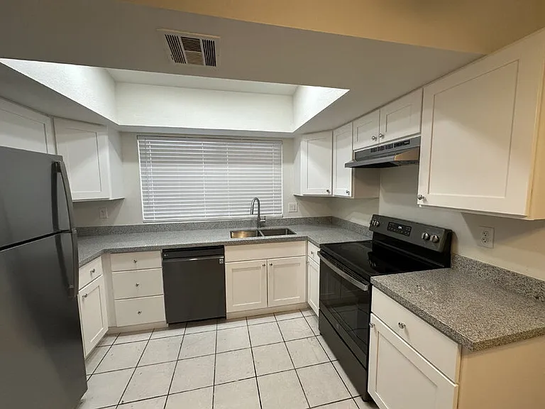1559 W Mercer Ln — Photo 6