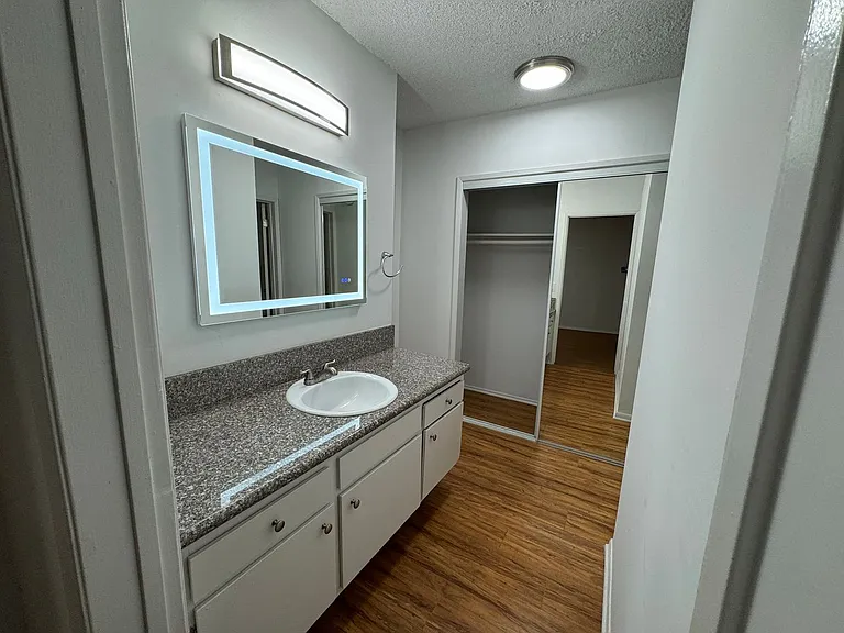 14220 Burbank Blvd — Photo 15