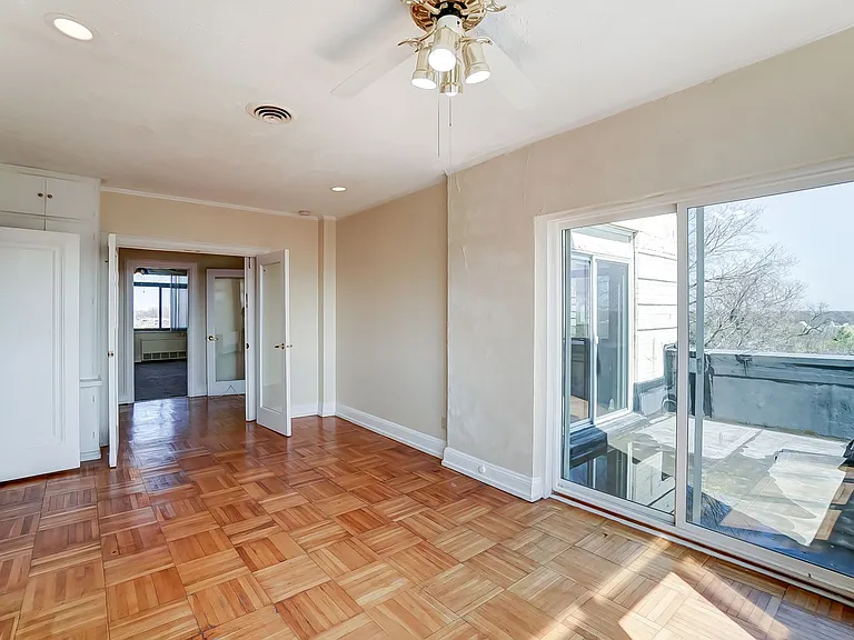 610-ROYAL YORK APARTMENTS, LLC — Photo 6