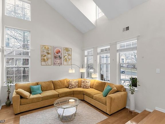 4th image of 9 Hartley Ln