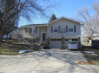 8904 Lee Dr, Bellevue, NE 68147