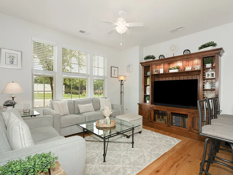 3021 Honeylocust Ln — Photo 2