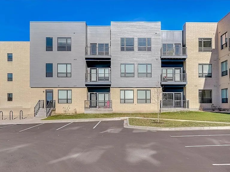 1120 N Windsor Ave — Photo 6
